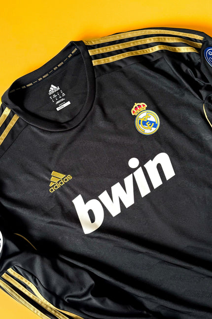 REAL MADRID 2011/12 – “GOKU DRAGON” RONALDO #7 (RÉTRO NOIR MANCHES LONGUES)